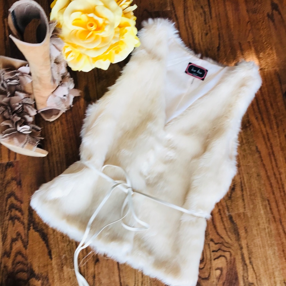 LOVE TREE Cream Faux Fur Vest